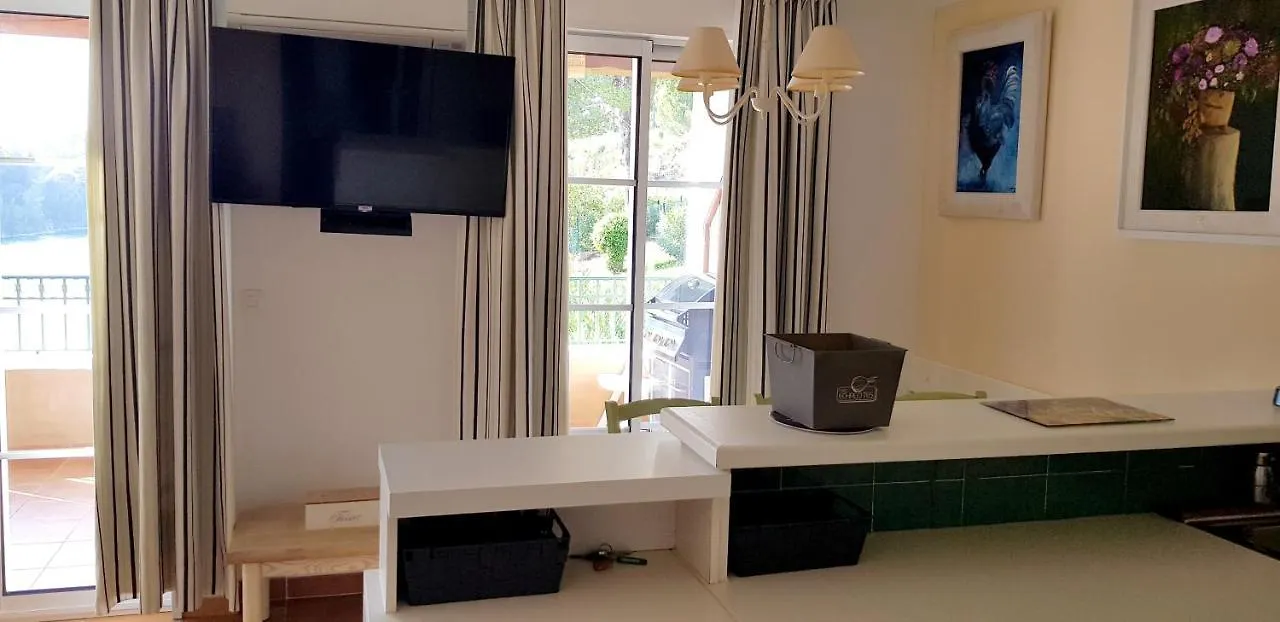 Appartement Moderne A Saint-Raphael Avec Piscine Partagee